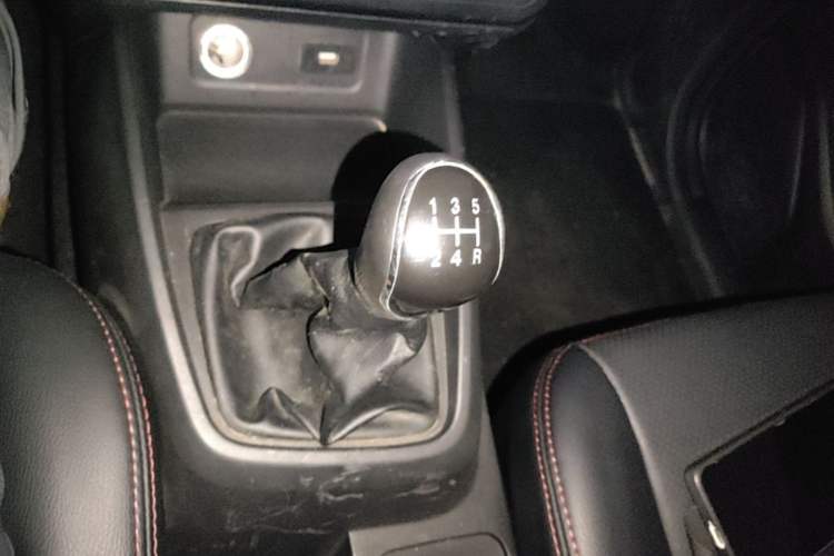Used Dongfeng Fengon 380 2022 1.5L Comfort-Class Passenger Vehicle (Steel Spring) with 7 Seats Gear Lever