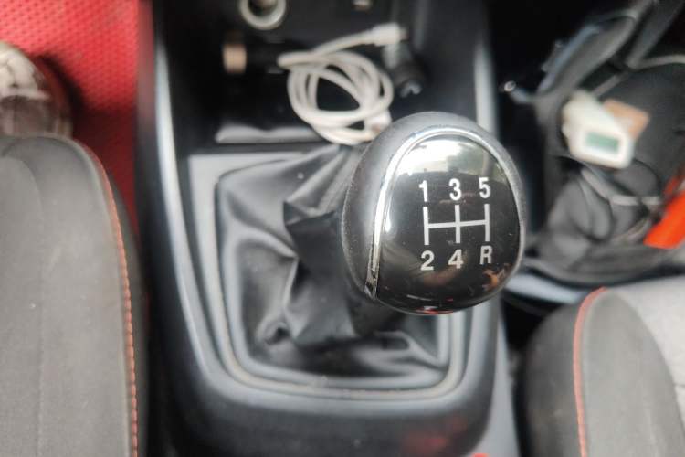 Used Dongfeng Fengon 380 2022 1.5L Comfort-Class Passenger Vehicle (Steel Spring) with 7 Seats Gear Lever