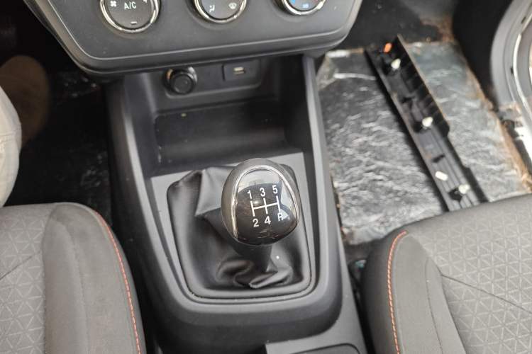 Used Dongfeng Fengon 380 2022 1.5L Comfort-Class Passenger Vehicle (Steel Spring) with 7 Seats Gear Lever