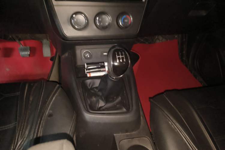 Used Dongfeng Fengon 380 2022 1.5L Comfort-Class Passenger Vehicle (Steel Spring) with 7 Seats Gear Lever