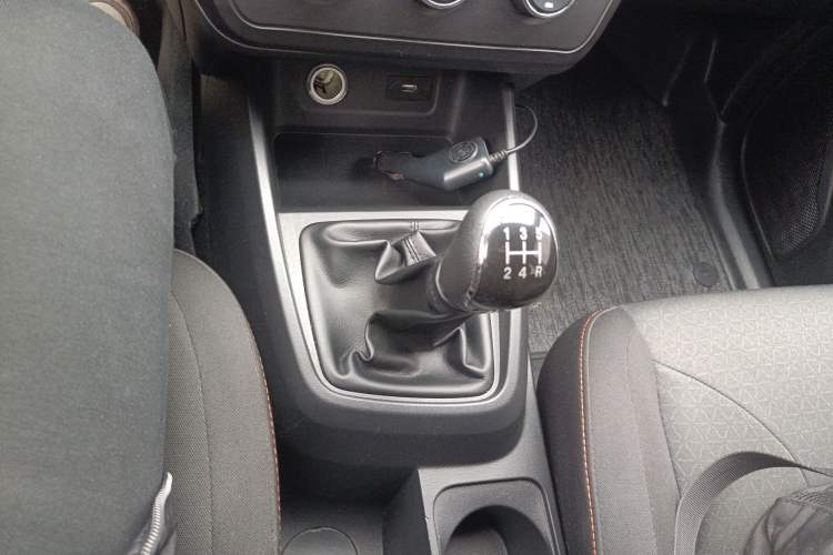 Used Dongfeng Fengon 380 2022 1.5L Comfort-Class Passenger Vehicle (Steel Spring) with 5 Seats Gear Lever