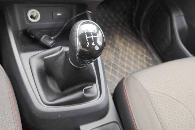 Used Dongfeng Fengon 380 2022 1.5L Luxury Edition Passenger Vehicle 5 Seats Gear Lever