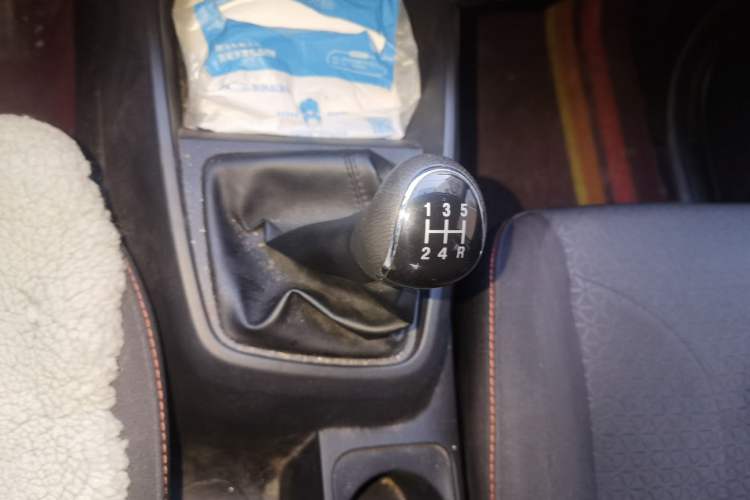 Used Dongfeng Fengon 380 2022 1.5L Comfort-Class Passenger Vehicle (Steel Spring) with 7 Seats Gear Lever