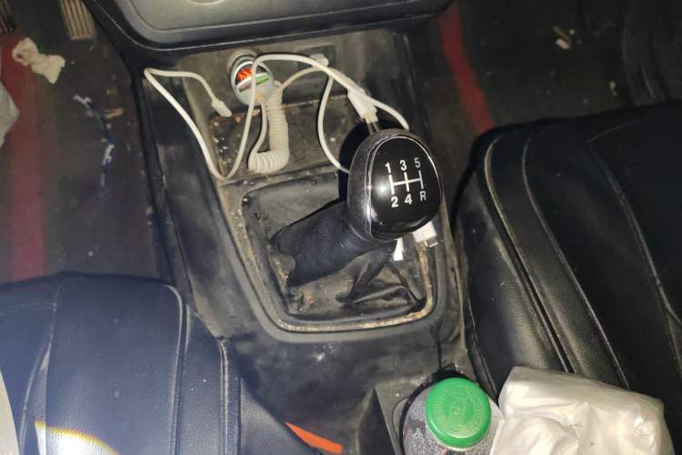 Used Dongfeng Fengon 380 2022 1.5L Comfort-Class Passenger Vehicle (Steel Spring) with 7 Seats Gear Lever