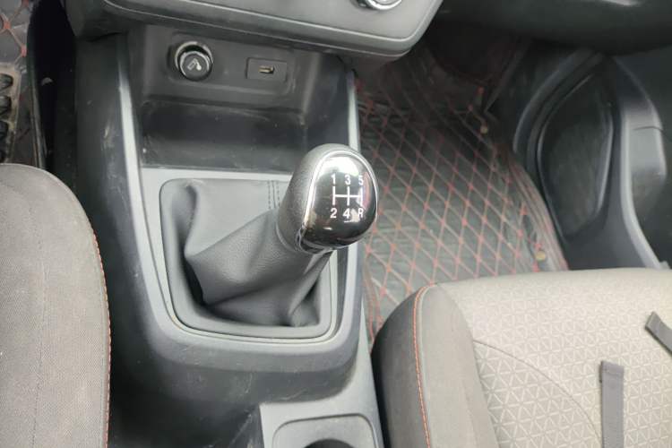 Used Dongfeng Fengon 380 2022 1.5L Comfort-Class Passenger Vehicle (Steel Spring) with 7 Seats Gear Lever
