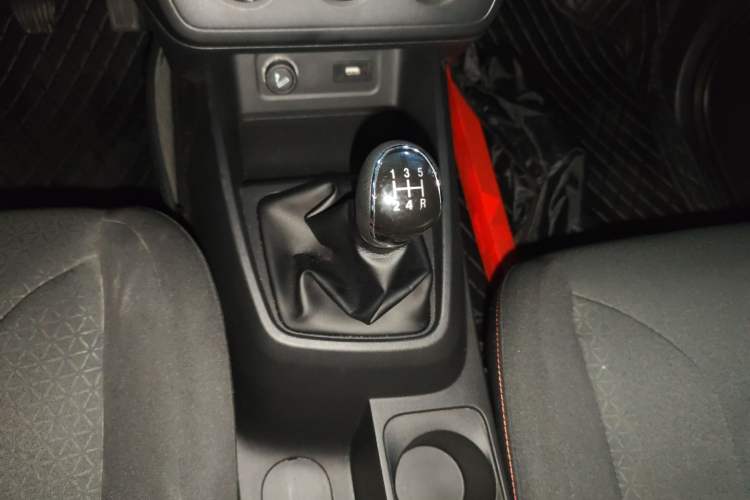 Used Dongfeng Fengon 380 2022 1.5L Luxury Edition Passenger Vehicle 5 Seats Gear Lever