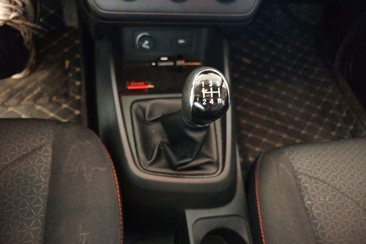Used Dongfeng Fengon 380 2022 1.5L Comfort-Class Passenger Vehicle (Steel Spring) with 7 Seats Gear Lever