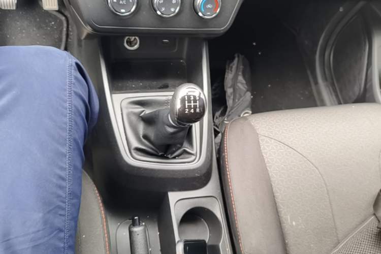 Used Dongfeng Fengon 380 2022 1.5L Comfort-Class Passenger Vehicle (Steel Spring) with 5 Seats Gear Lever