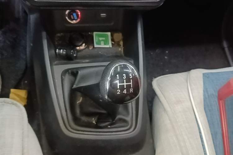 Used Dongfeng Fengon 380 2022 1.5L Standard Edition 7-Seater Passenger Vehicle Gear Lever