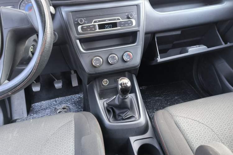 Used Dongfeng Fengon 380 2022 1.5L Comfort-Class Passenger Vehicle (Steel Spring) with 5 Seats Gear Lever