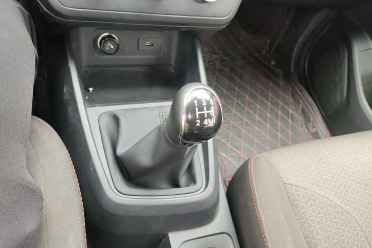 Used Dongfeng Fengon 380 2022 1.5L Comfort-Class Passenger Vehicle (Steel Spring) with 7 Seats Gear Lever