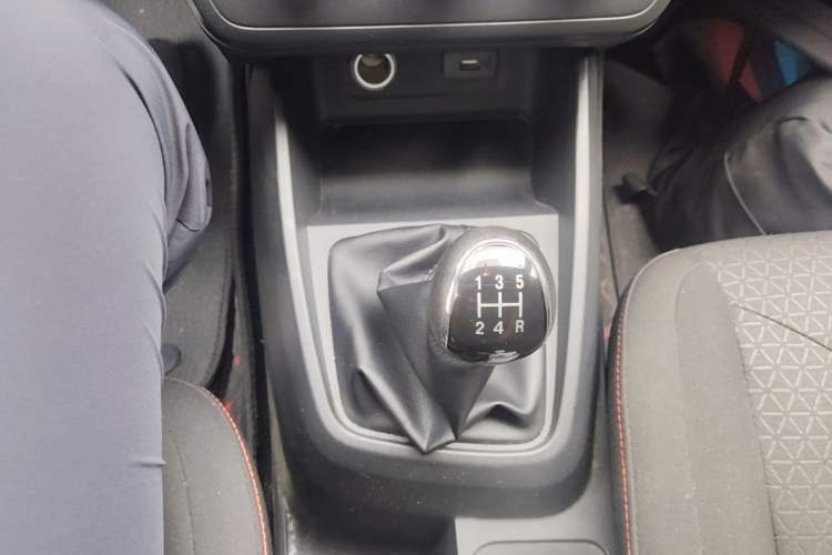 Used Dongfeng Fengon 380 2022 1.5L Standard Edition 7-Seater Passenger Vehicle Gear Lever