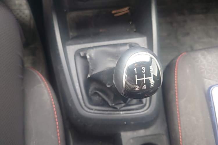 Used Dongfeng Fengon 380 2022 1.5L Standard Edition 7-Seater Passenger Vehicle Gear Lever