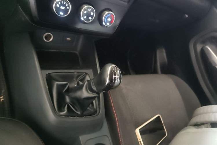 Used Dongfeng Fengon 380 2022 1.5L Standard Edition 7-Seater Passenger Vehicle Gear Lever