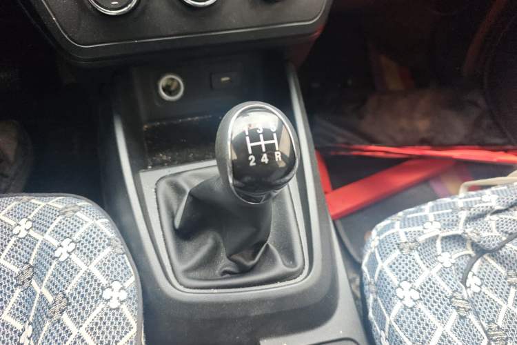 Used Dongfeng Fengon 380 2022 1.5L Comfort-Class Passenger Vehicle (Spiral Spring) – 7 Seats Gear Lever