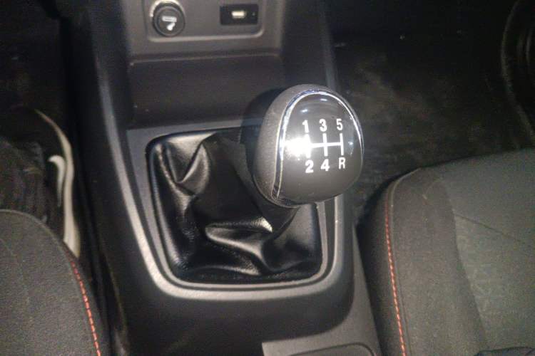 Used Dongfeng Fengon 380 2022 1.5L Comfort-Class Passenger Vehicle (Steel Spring) with 7 Seats Gear Lever