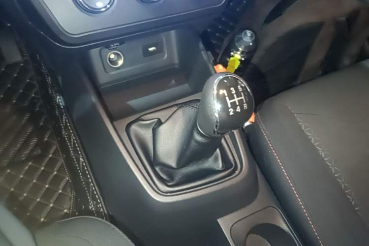 Used Dongfeng Fengon 380 2022 1.5L Luxury Edition Passenger Vehicle 5 Seats Gear Lever