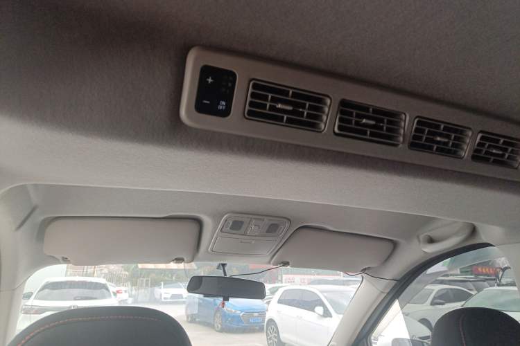 Used Dongfeng Fengon 380 2022 1.5L Comfort-Class Passenger Vehicle (Steel Spring) with 5 Seats Headliner