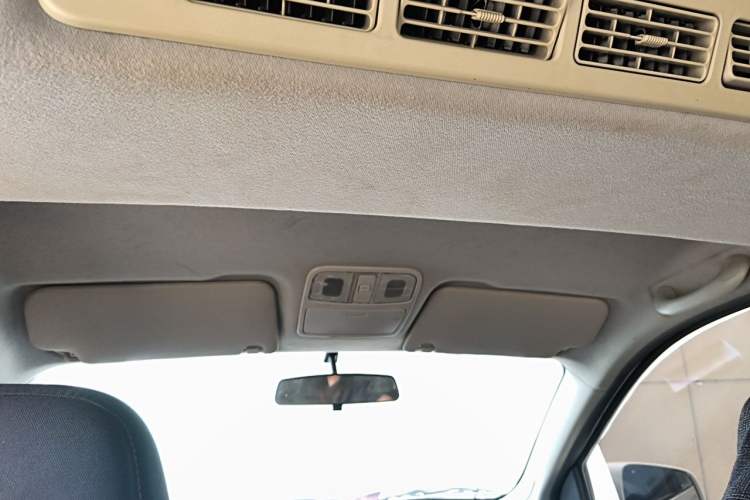 Used Dongfeng Fengon 380 2022 1.5L Comfort-Class Passenger Vehicle (Steel Spring) with 5 Seats Headliner