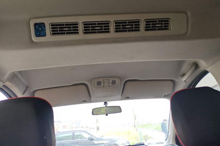 Used Dongfeng Fengon 380 2022 1.5L Comfort-Class Passenger Vehicle (Steel Spring) with 5 Seats Headliner