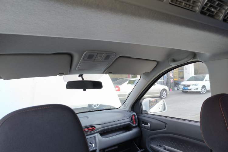 Used Dongfeng Fengon 380 2022 1.5L Comfort-Class Passenger Vehicle (Steel Spring) with 5 Seats Headliner