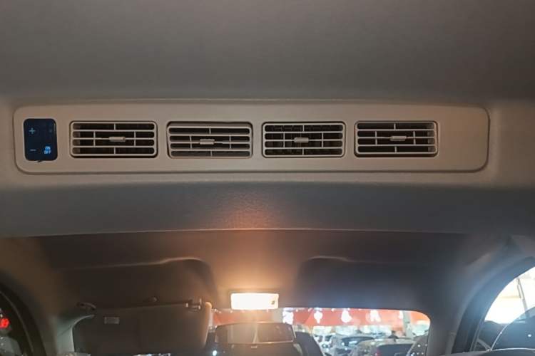 Used Dongfeng Fengon 380 2022 1.5L Luxury Edition Passenger Vehicle 5 Seats Headliner