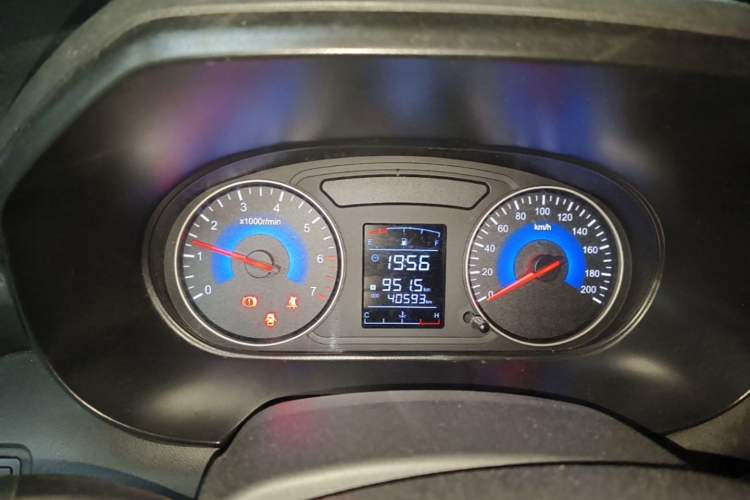 Used Dongfeng Fengon 380 2022 1.5L Comfort-Class Passenger Vehicle (Steel Spring) with 7 Seats Instrument Cluster