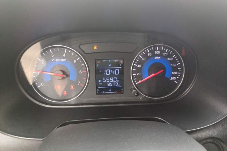 Used Dongfeng Fengon 380 2022 1.5L Comfort-Class Passenger Vehicle (Steel Spring) with 5 Seats Instrument Cluster