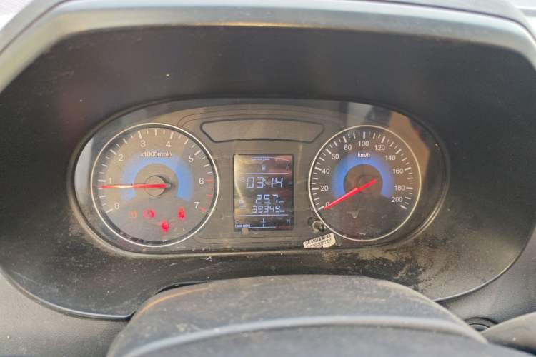 Used Dongfeng Fengon 380 2022 1.5L Comfort-Class Passenger Vehicle (Steel Spring) with 5 Seats Instrument Cluster