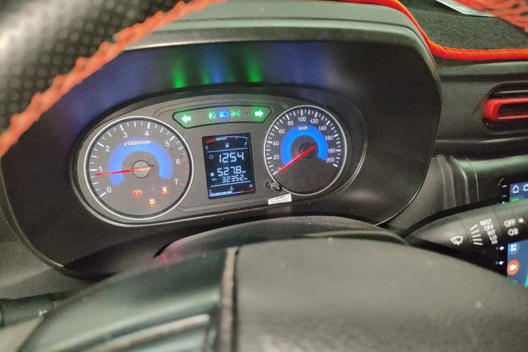 Used Dongfeng Fengon 380 2022 1.5L Comfort-Class Passenger Vehicle (Steel Spring) with 7 Seats Instrument Cluster