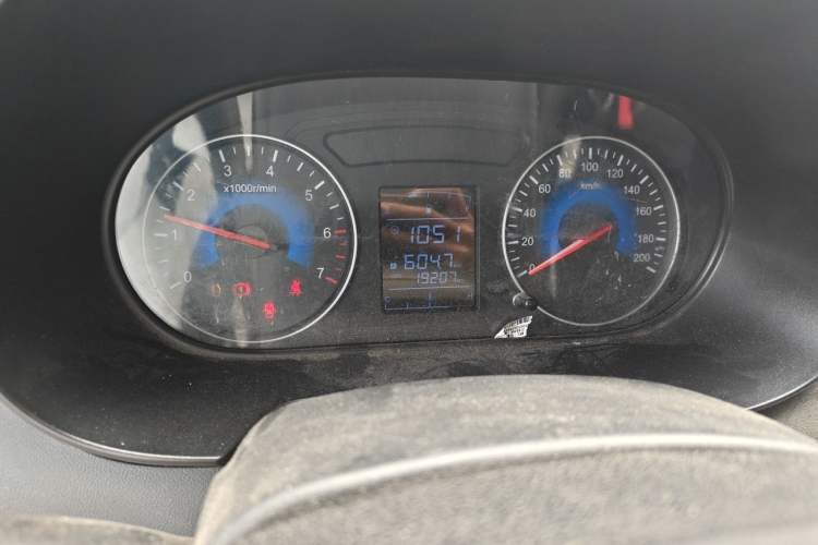 Used Dongfeng Fengon 380 2022 1.5L Comfort-Class Passenger Vehicle (Steel Spring) with 7 Seats Instrument Cluster