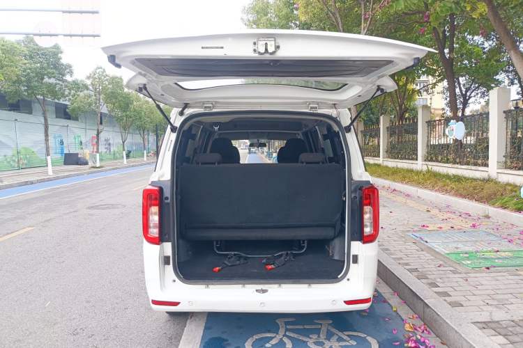 Used Dongfeng Fengon 380 2022 1.5L Comfort-Class Passenger Vehicle (Steel Spring) with 7 Seats Interior 1