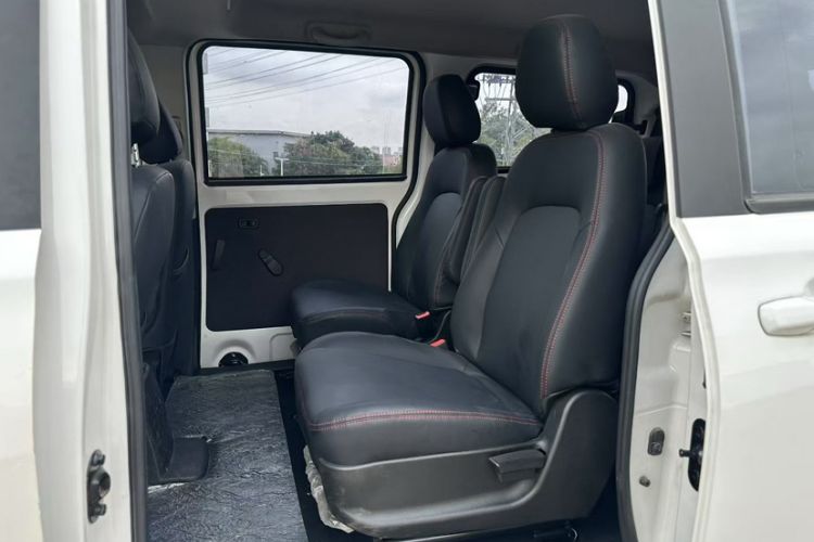 Used Dongfeng Fengon 380 2022 1.5L Comfort-Class Passenger Vehicle (Steel Spring) with 7 Seats Interior 1
