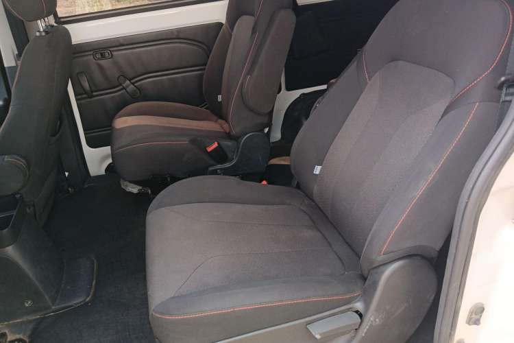 Used Dongfeng Fengon 380 2022 1.5L Comfort-Class Passenger Vehicle (Spiral Spring) – 7 Seats Interior 1