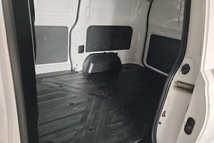 Used Dongfeng Fengon 380 2022 1.5L Standard Van 2 Seats Interior 1