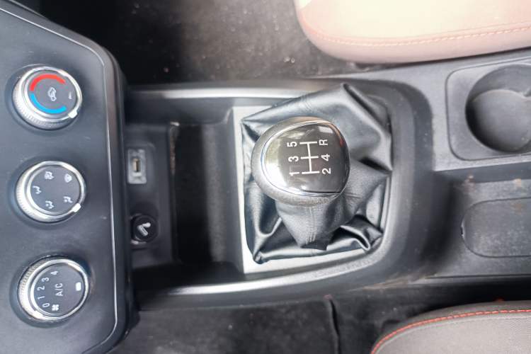 Used Dongfeng Fengon 380 2022 1.5L Comfort-Class Passenger Vehicle (Steel Spring) with 7 Seats Interior 10