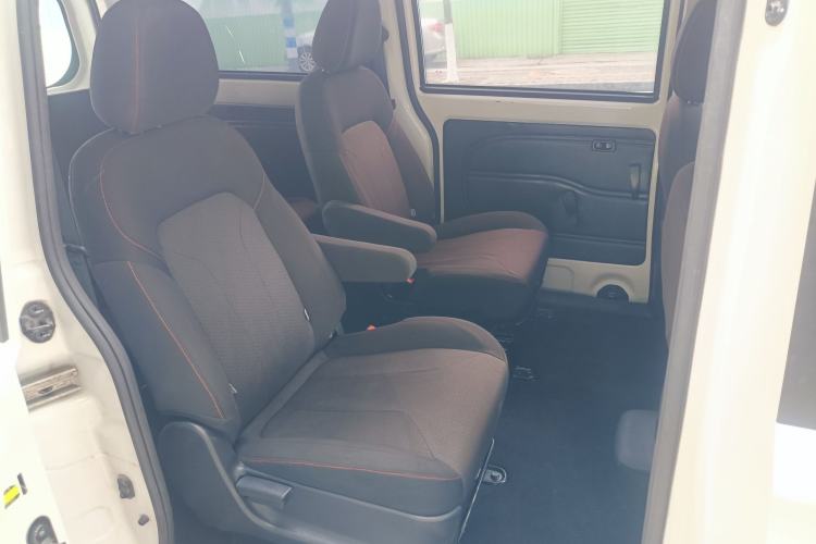 Used Dongfeng Fengon 380 2022 1.5L Comfort-Class Passenger Vehicle (Steel Spring) with 7 Seats Interior 2
