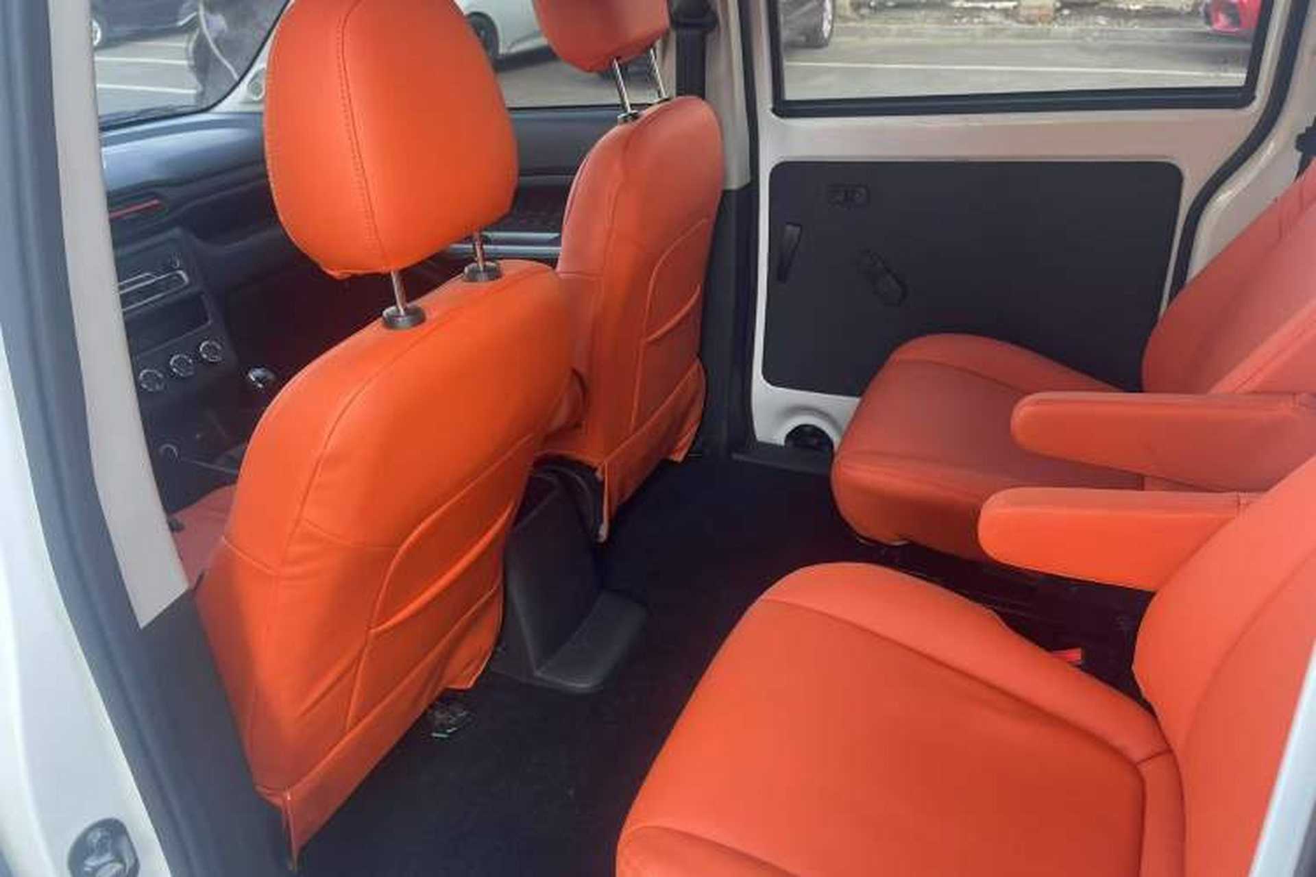 Used Dongfeng Fengon 380 2022 1.5L Comfort-Class Passenger Vehicle (Steel Spring) with 7 Seats Interior 2