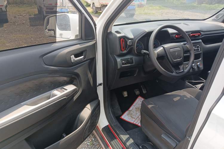 Used Dongfeng Fengon 380 2022 1.5L Comfort-Class Passenger Vehicle (Spiral Spring) – 7 Seats Interior 2