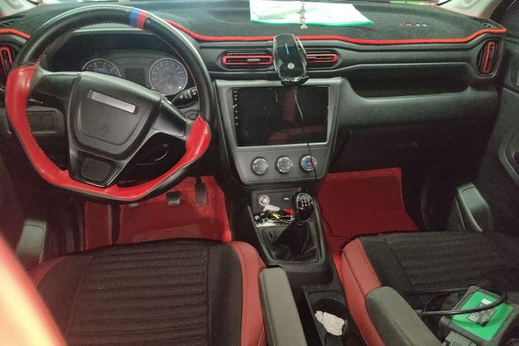 Used Dongfeng Fengon 380 2022 1.5L Comfort-Class Passenger Vehicle (Steel Spring) with 7 Seats Interior 2