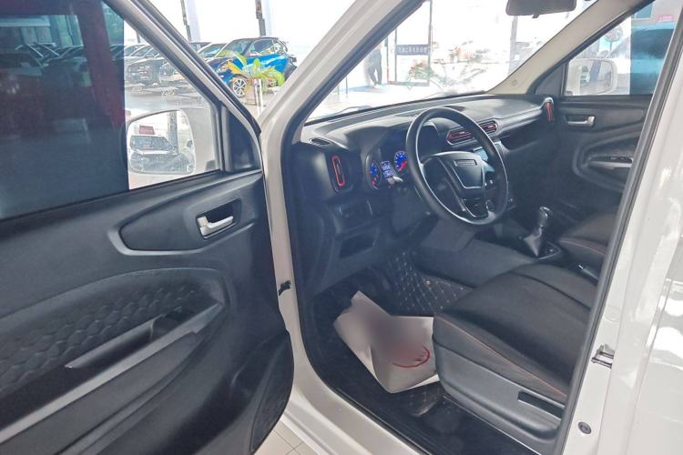 Used Dongfeng Fengon 380 2022 1.5L Standard Van 2 Seats Interior 2