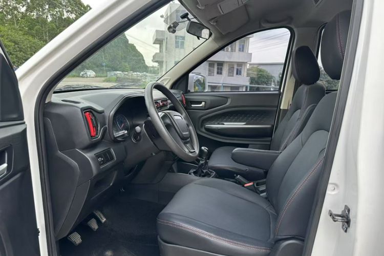 Used Dongfeng Fengon 380 2022 1.5L Comfort-Class Passenger Vehicle (Steel Spring) with 7 Seats Interior 3