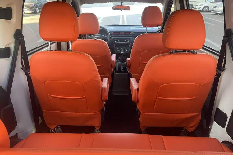 Used Dongfeng Fengon 380 2022 1.5L Comfort-Class Passenger Vehicle (Steel Spring) with 7 Seats Interior 3