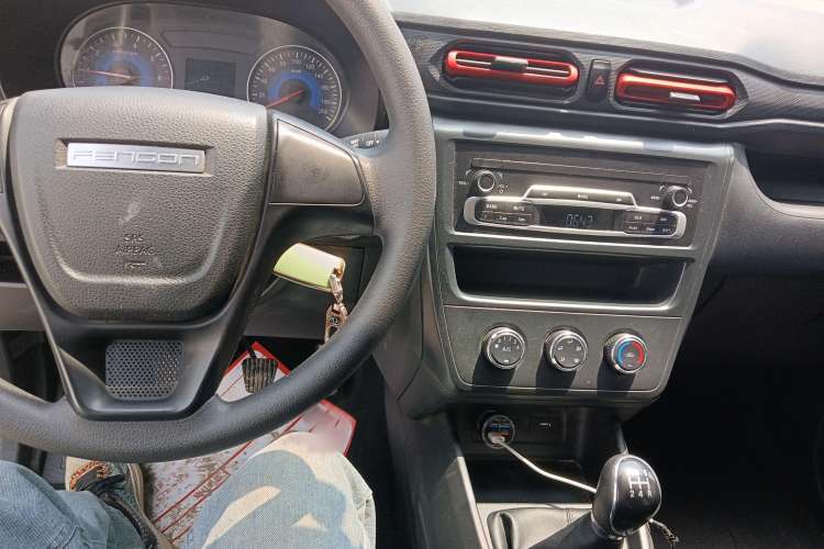 Used Dongfeng Fengon 380 2022 1.5L Comfort-Class Passenger Vehicle (Spiral Spring) – 7 Seats Interior 3