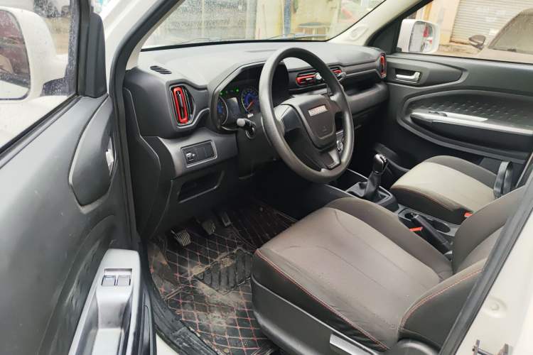 Used Dongfeng Fengon 380 2022 1.5L Comfort-Class Passenger Vehicle (Steel Spring) with 7 Seats Interior 3