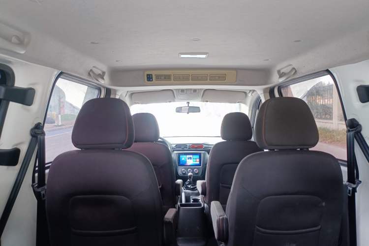 Used Dongfeng Fengon 380 2022 1.5L Comfort-Class Passenger Vehicle (Steel Spring) with 7 Seats Interior 4