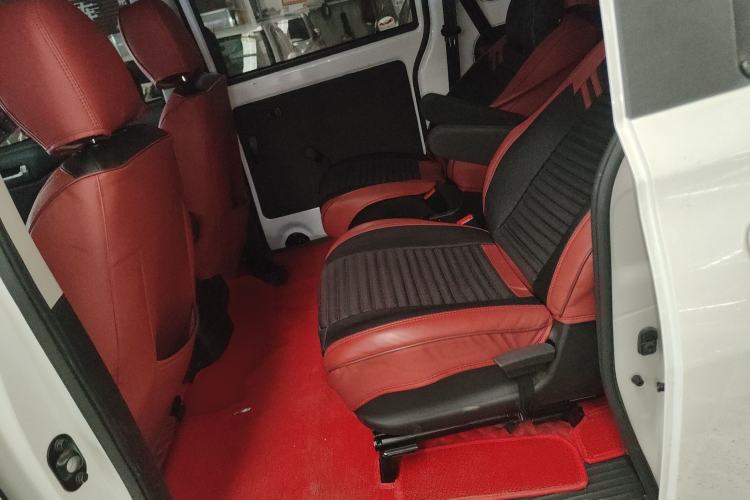 Used Dongfeng Fengon 380 2022 1.5L Comfort-Class Passenger Vehicle (Steel Spring) with 7 Seats Interior 4