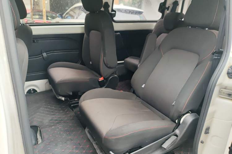 Used Dongfeng Fengon 380 2022 1.5L Comfort-Class Passenger Vehicle (Steel Spring) with 7 Seats Interior 4