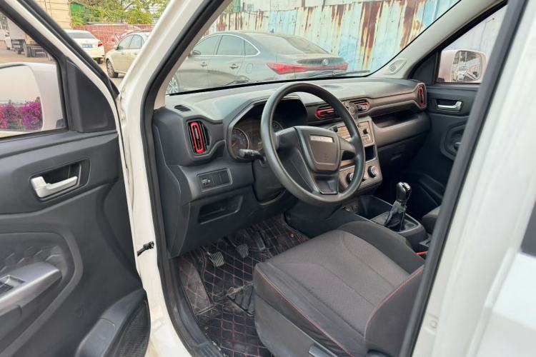 Used Dongfeng Fengon 380 2022 1.5L Comfort-Class Passenger Vehicle (Steel Spring) with 7 Seats Interior 5