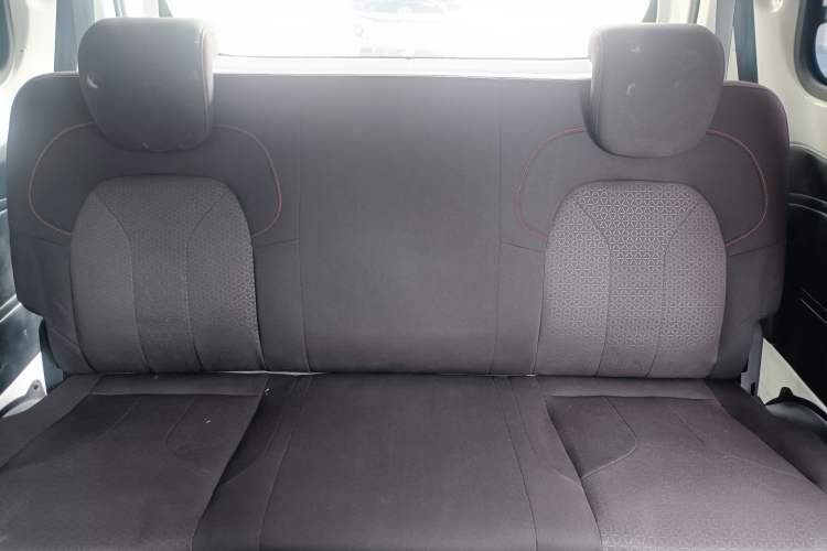 Used Dongfeng Fengon 380 2022 1.5L Comfort-Class Passenger Vehicle (Steel Spring) with 7 Seats Interior 6